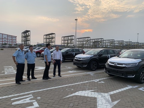 Kỷ lục ngày 29-12, Hải quan TP.HCM cán đích thu ngân sách - Ảnh 1. Kỷ lục ngày 29-12, Hải quan TP.HCM cán đích thu ngân sách - Ảnh 1.