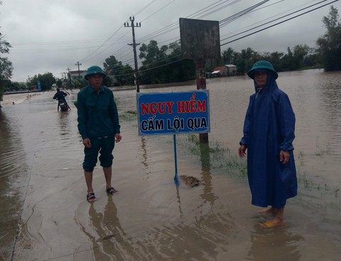 Phú Yên: Mưa lũ ngập đường, hàng ngàn hecta ruộng mất giống - Ảnh 3. Phú Yên: Mưa lũ ngập đường, hàng ngàn hecta ruộng mất giống - Ảnh 3.