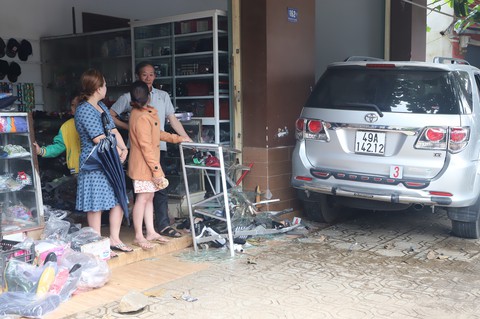 Ô tô lao vào nhà tông chết một phụ nữ đang ngồi may quần áo - Ảnh 1. Ô tô lao vào nhà tông chết một phụ nữ đang ngồi may quần áo - Ảnh 1.