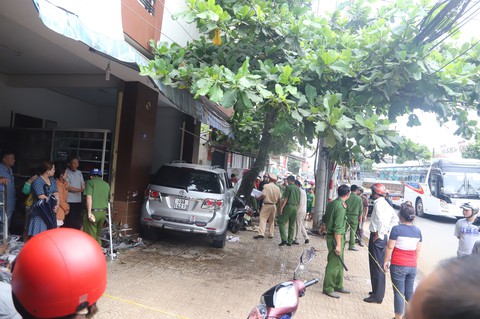 Ô tô lao vào nhà tông chết một phụ nữ đang ngồi may quần áo - Ảnh 2. Ô tô lao vào nhà tông chết một phụ nữ đang ngồi may quần áo - Ảnh 2.