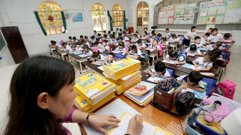 Chương trình giáo dục mới: Lo cho 20% bậc tiểu học vùng khó khăn - Ảnh 1. Chương trình giáo dục mới: Lo cho 20% bậc tiểu học vùng khó khăn - Ảnh 1.
