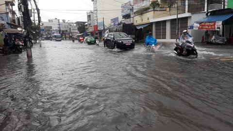 Nha Trang mưa ngập nhiều tuyến phố, dân vùng sạt lở sơ tán - Ảnh 2. Nha Trang mưa ngập nhiều tuyến phố, dân vùng sạt lở sơ tán - Ảnh 2.