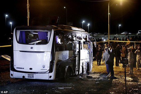 Video vụ đánh bom xe bus chở du khách Việt tại Ai Cập - Ảnh 6. Video vụ đánh bom xe bus chở du khách Việt tại Ai Cập - Ảnh 6.