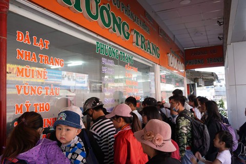 Bến xe chật cứng người rời Sài Gòn nghỉ Tết dương lịch - Ảnh 2. Bến xe chật cứng người rời Sài Gòn nghỉ Tết dương lịch - Ảnh 2.