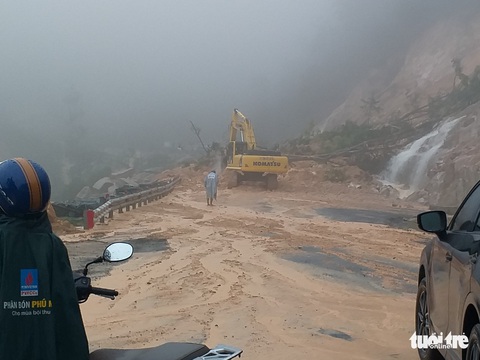 Mưa lớn, đèo Khánh Lê nối Nha Trang - Đà Lạt sạt lở nghiêm trọng - Ảnh 1. Mưa lớn, đèo Khánh Lê nối Nha Trang - Đà Lạt sạt lở nghiêm trọng - Ảnh 1.