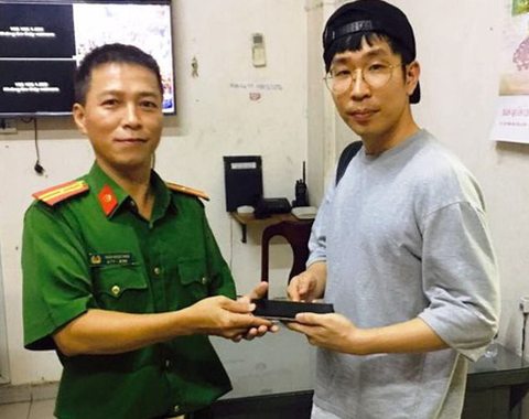 Cảnh sát đặc nhiệm nhảy khỏi xe bắt cướp trên đường phố Sài Gòn - Ảnh 2. Cảnh sát đặc nhiệm nhảy khỏi xe bắt cướp trên đường phố Sài Gòn - Ảnh 2.