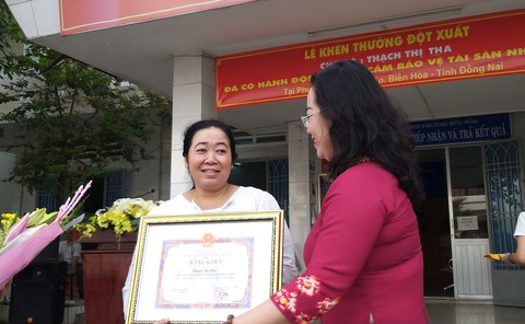 Đồng Nai khen thưởng người phụ nữ nghèo trả 100 triệu nhặt được - Ảnh 1. Đồng Nai khen thưởng người phụ nữ nghèo trả 100 triệu nhặt được - Ảnh 1.