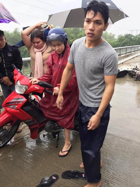 Tặng giấy khen thanh niên cứu người trong bão số 9 - Ảnh 2. Tặng giấy khen thanh niên cứu người trong bão số 9 - Ảnh 2.
