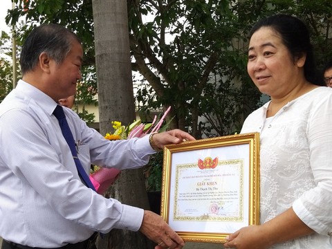 Đồng Nai khen thưởng người phụ nữ nghèo trả 100 triệu nhặt được - Ảnh 3. Đồng Nai khen thưởng người phụ nữ nghèo trả 100 triệu nhặt được - Ảnh 3.