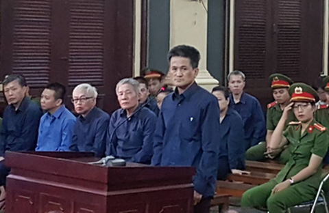 Ông Trần Phương Bình ân hận vì suốt 10 năm che giấu sai phạm - Ảnh 2. Ông Trần Phương Bình ân hận vì suốt 10 năm che giấu sai phạm - Ảnh 2.