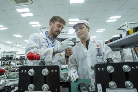 Vingroup sắp tung 4 dòng điện thoại thông minh ra thị trường - Ảnh 1. Vingroup sắp tung 4 dòng điện thoại thông minh ra thị trường - Ảnh 1.