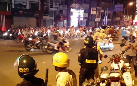 Đi xe 3 bánh, xe tải, ngồi nóc xe hơi... cổ vũ bóng đá coi chừng bị PC08 vịn - Ảnh 1. Đi xe 3 bánh, xe tải, ngồi nóc xe hơi... cổ vũ bóng đá coi chừng bị PC08 vịn - Ảnh 1.