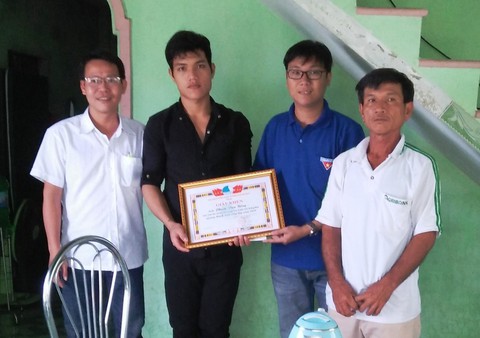 Tặng giấy khen thanh niên cứu người trong bão số 9 - Ảnh 1. Tặng giấy khen thanh niên cứu người trong bão số 9 - Ảnh 1.