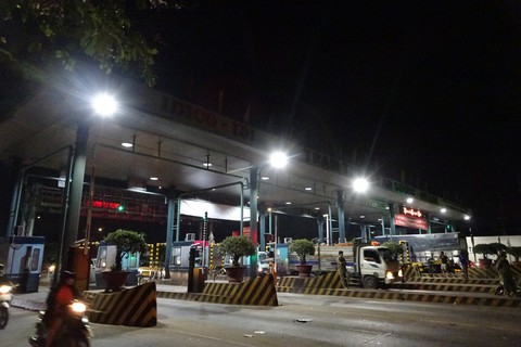 Tài xế phản đối thu phí quá hạn, BOT An Sương - An Lạc xả trạm - Ảnh 2. Tài xế phản đối thu phí quá hạn, BOT An Sương - An Lạc xả trạm - Ảnh 2.