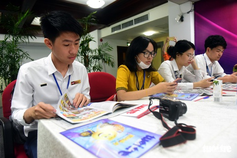 Đại biểu tàu Thanh niên Đông Nam Á - Nhật Bản thăm báo Tuổi Trẻ - Ảnh 3. Đại biểu tàu Thanh niên Đông Nam Á - Nhật Bản thăm báo Tuổi Trẻ - Ảnh 3.