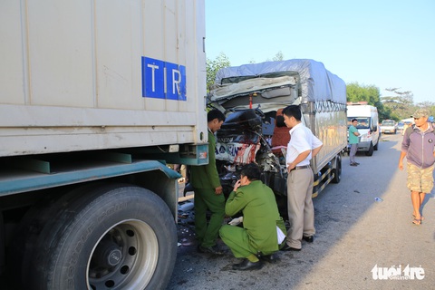 Húc đuôi xe container, tài xế và phụ xe tải thiệt mạng - Ảnh 1. Húc đuôi xe container, tài xế và phụ xe tải thiệt mạng - Ảnh 1.