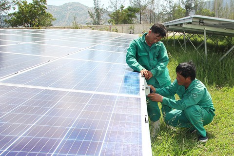 Rầm rộ đầu tư điện mặt trời - Ảnh 2. Rầm rộ đầu tư điện mặt trời - Ảnh 2.