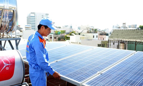 Nhiều hộ dân lắp điện mặt trời, mái nhà thành máy phát điện - Ảnh 1. Nhiều hộ dân lắp điện mặt trời, mái nhà thành máy phát điện - Ảnh 1.