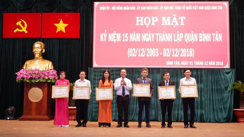 Qui Phúc đón nhận bằng khen Thủ Tướng Chính Phủ - Ảnh 1. Qui Phúc đón nhận bằng khen Thủ Tướng Chính Phủ - Ảnh 1.
