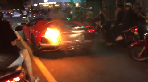 Siêu xe Lamborghini phát cháy khi đi bão tại Đà Nẵng - Ảnh 2. Siêu xe Lamborghini phát cháy khi đi bão tại Đà Nẵng - Ảnh 2.