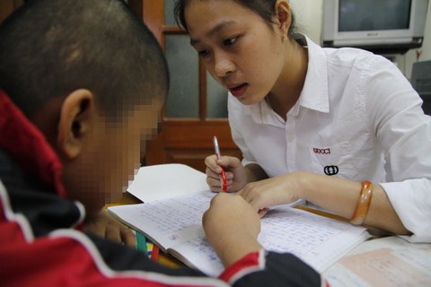 Trẻ tự kỷ đang bị bỏ rơi - Ảnh 2. Trẻ tự kỷ đang bị bỏ rơi - Ảnh 2.