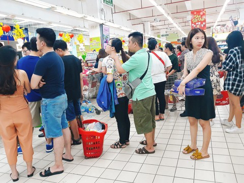 Xếp hàng nửa tiếng mới mua được đồ ở siêu thị - Ảnh 7. Xếp hàng nửa tiếng mới mua được đồ ở siêu thị - Ảnh 7.