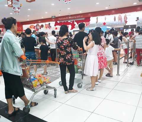 Xếp hàng nửa tiếng mới mua được đồ ở siêu thị - Ảnh 6. Xếp hàng nửa tiếng mới mua được đồ ở siêu thị - Ảnh 6.