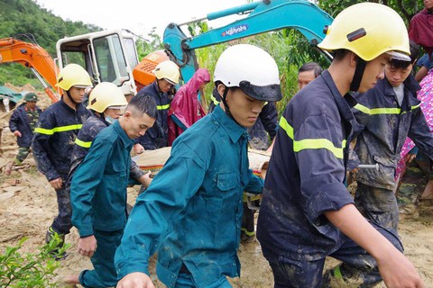 Khánh Hòa đóng quốc lộ 27C vì sạt lở, sẵn sàng sơ tán dân - Ảnh 2. Khánh Hòa đóng quốc lộ 27C vì sạt lở, sẵn sàng sơ tán dân - Ảnh 2.