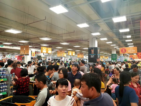 Xếp hàng nửa tiếng mới mua được đồ ở siêu thị - Ảnh 1. Xếp hàng nửa tiếng mới mua được đồ ở siêu thị - Ảnh 1.