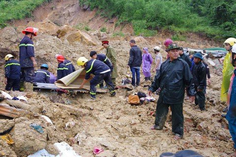 Khánh Hòa đóng quốc lộ 27C vì sạt lở, sẵn sàng sơ tán dân - Ảnh 4. Khánh Hòa đóng quốc lộ 27C vì sạt lở, sẵn sàng sơ tán dân - Ảnh 4.