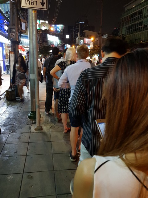 Học người Bangkok xếp hàng chờ xe ôm - Ảnh 2. Học người Bangkok xếp hàng chờ xe ôm - Ảnh 2.