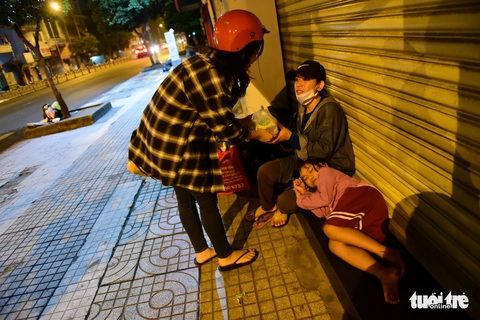 Những bát cháo tình người trên đường phố 2h sáng - Ảnh 17. Những bát cháo tình người trên đường phố 2h sáng - Ảnh 17.