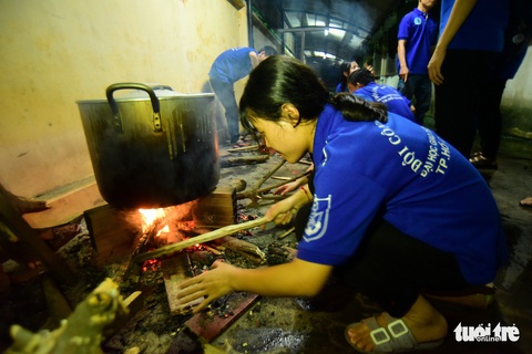 Những bát cháo tình người trên đường phố 2h sáng - Ảnh 4. Những bát cháo tình người trên đường phố 2h sáng - Ảnh 4.