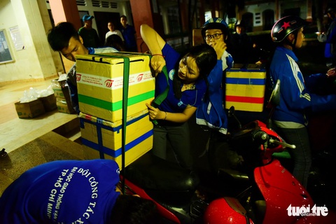 Những bát cháo tình người trên đường phố 2h sáng - Ảnh 10. Những bát cháo tình người trên đường phố 2h sáng - Ảnh 10.