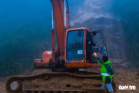 Đá lăn đất lở trên đường Nha Trang - Đà Lạt, dân vẫn bất chấp đi - Ảnh 4. Đá lăn đất lở trên đường Nha Trang - Đà Lạt, dân vẫn bất chấp đi - Ảnh 4.