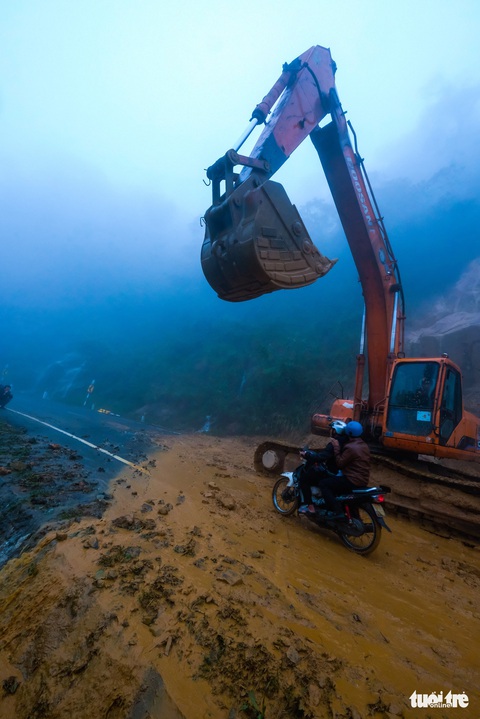 Đá lăn đất lở trên đường Nha Trang - Đà Lạt, dân vẫn bất chấp đi - Ảnh 5. Đá lăn đất lở trên đường Nha Trang - Đà Lạt, dân vẫn bất chấp đi - Ảnh 5.