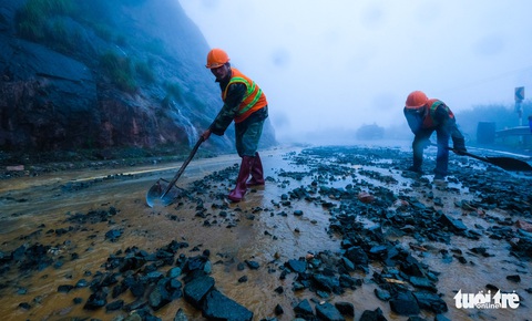 Đá lăn đất lở trên đường Nha Trang - Đà Lạt, dân vẫn bất chấp đi - Ảnh 8. Đá lăn đất lở trên đường Nha Trang - Đà Lạt, dân vẫn bất chấp đi - Ảnh 8.