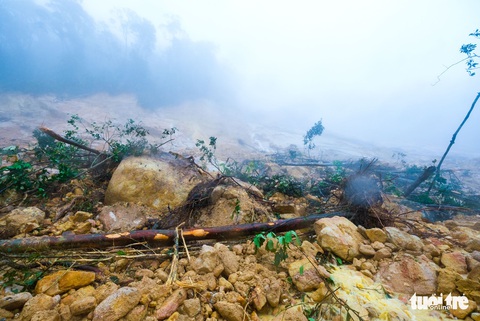 Đá lăn đất lở trên đường Nha Trang - Đà Lạt, dân vẫn bất chấp đi - Ảnh 13. Đá lăn đất lở trên đường Nha Trang - Đà Lạt, dân vẫn bất chấp đi - Ảnh 13.