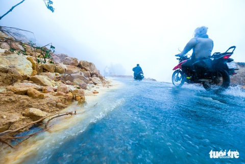 Đá lăn đất lở trên đường Nha Trang - Đà Lạt, dân vẫn bất chấp đi - Ảnh 14. Đá lăn đất lở trên đường Nha Trang - Đà Lạt, dân vẫn bất chấp đi - Ảnh 14.