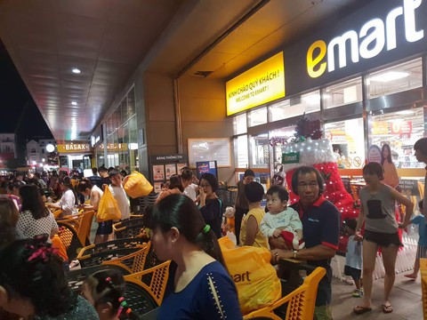 Xếp hàng nửa tiếng mới mua được đồ ở siêu thị - Ảnh 4. Xếp hàng nửa tiếng mới mua được đồ ở siêu thị - Ảnh 4.