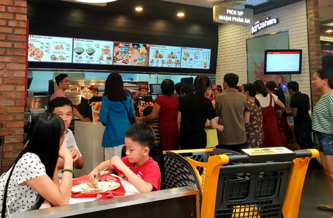 Xếp hàng nửa tiếng mới mua được đồ ở siêu thị - Ảnh 5. Xếp hàng nửa tiếng mới mua được đồ ở siêu thị - Ảnh 5.