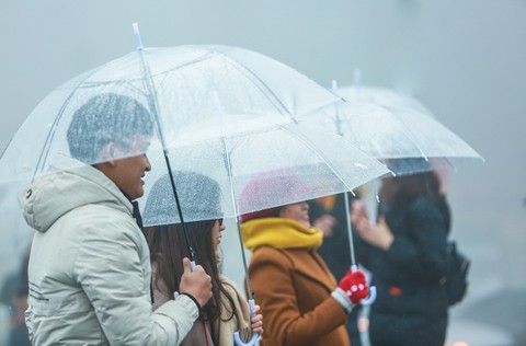 Bất chấp mưa lạnh, du khách đổ về Sa Pa săn băng, tuyết - Ảnh 15. Bất chấp mưa lạnh, du khách đổ về Sa Pa săn băng, tuyết - Ảnh 15.