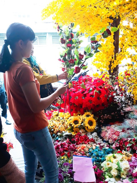 Mai, đào vải chưng tết giá chục triệu vẫn hút khách - Ảnh 2. Mai, đào vải chưng tết giá chục triệu vẫn hút khách - Ảnh 2.