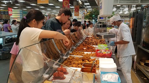 Ngày cuối năm, gà quay, pizza... mua không kịp bán, giao hàng mệt nghỉ - Ảnh 5. Ngày cuối năm, gà quay, pizza... mua không kịp bán, giao hàng mệt nghỉ - Ảnh 5.
