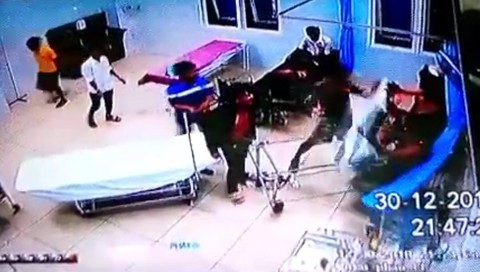 Nhóm thanh niên tấn công dân quân tự vệ từ trụ sở vào tận bệnh viện - Ảnh 2.