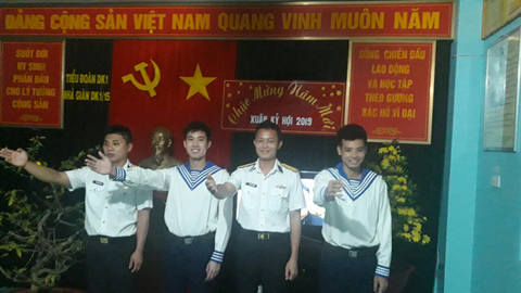 Áp thấp đang mạnh dần lên, chiến sĩ nhà giàn DK1 vẫn đón Tết dương lịch - Ảnh 1. Áp thấp đang mạnh dần lên, chiến sĩ nhà giàn DK1 vẫn đón Tết dương lịch - Ảnh 1.