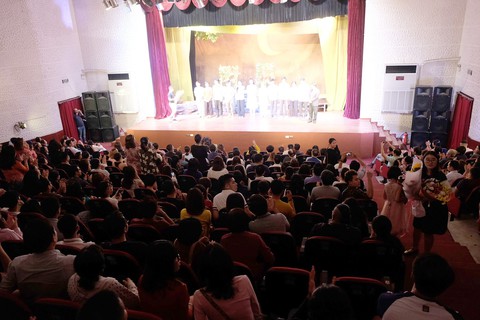 Đêm cuối năm: Những mầm thiện được gieo ở Nửa đời ngơ ngác - Ảnh 3. Đêm cuối năm: Những mầm thiện được gieo ở Nửa đời ngơ ngác - Ảnh 3.