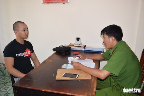 Bị phạt 14 triệu đồng vì mang sơn, mắm tôm đi đòi nợ - Ảnh 1. Bị phạt 14 triệu đồng vì mang sơn, mắm tôm đi đòi nợ - Ảnh 1.