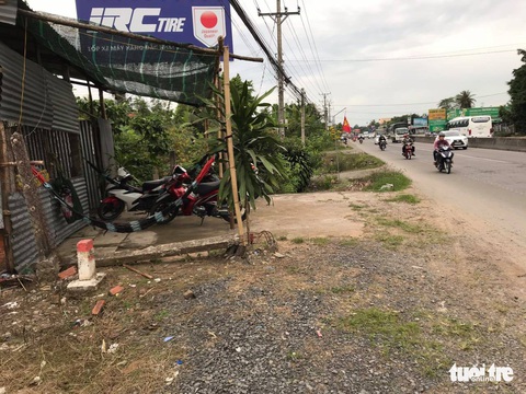 Trai giả gái kích dục, trộm tài sản ở quán cà phê mây mưa ven đường - Ảnh 2. Trai giả gái kích dục, trộm tài sản ở quán cà phê mây mưa ven đường - Ảnh 2.