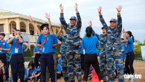 Chiến sĩ trẻ tranh tài với các bé thiếu nhi - Ảnh 11. Chiến sĩ trẻ tranh tài với các bé thiếu nhi - Ảnh 11.